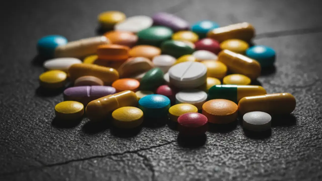 Idosa confusa e pensativa sobre suplementação de vitaminas, ilustrando os riscos da abordagem genérica sem acompanhamento médico para idosos.